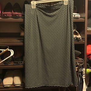Woman’s Simply Styled black and white skirt.  Size L.